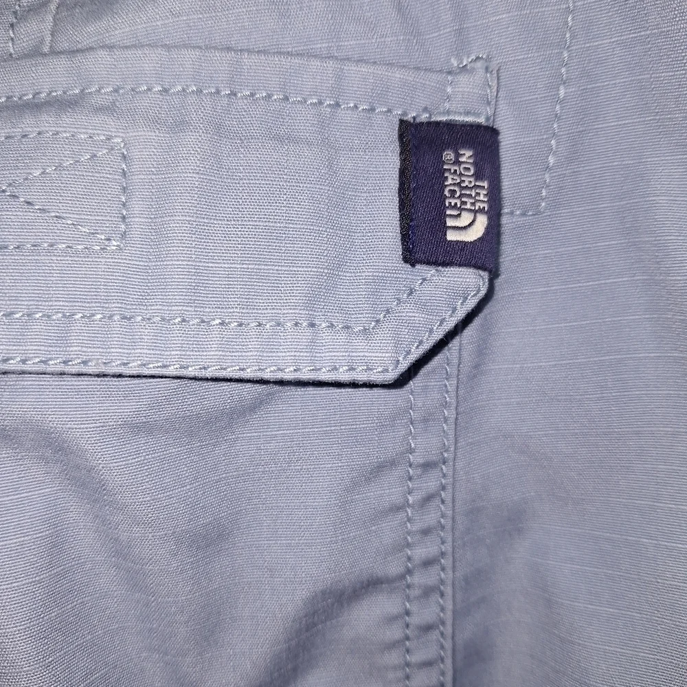 A The North Face men's cargo shorts in a size 36 regular in grey/blue Pre-loved.